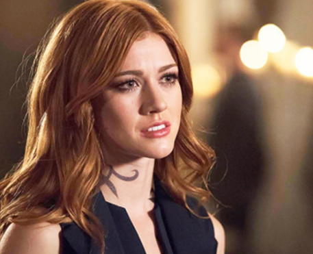 Katherine McNamara confirma presença na CCXP22