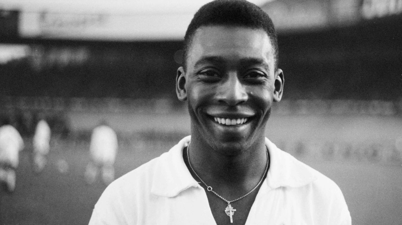 NASA divulga imagem de galáxia verde-amarela em homenagem a Pelé