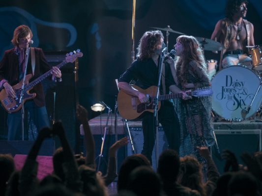 Daisy Jones & The Six ganha data de estreia no Prime Video