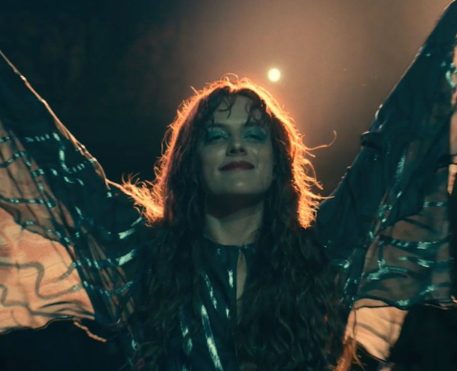 Prime Video lança trailer oficial da série Daisy Jones & The Six