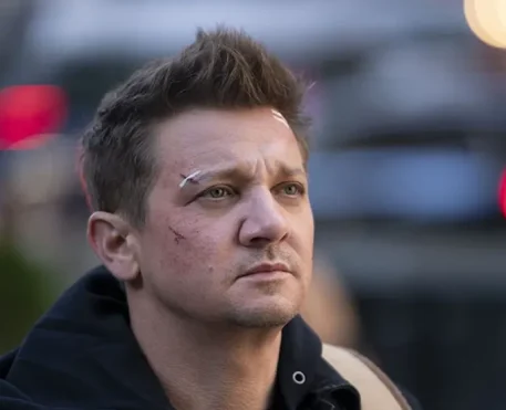 Jeremy Renner sofre acidente limpando neve e é internado
