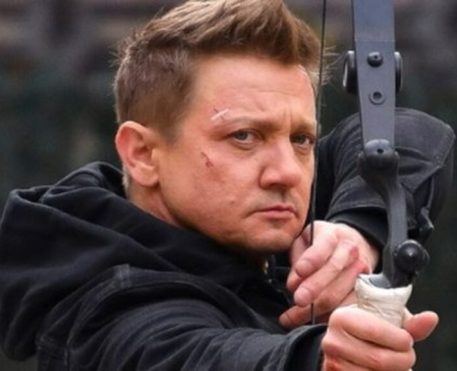 Jeremy Renner divulga primeira foto após sofrer grave acidente