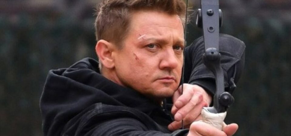 Jeremy Renner divulga primeira foto após sofrer grave acidente
