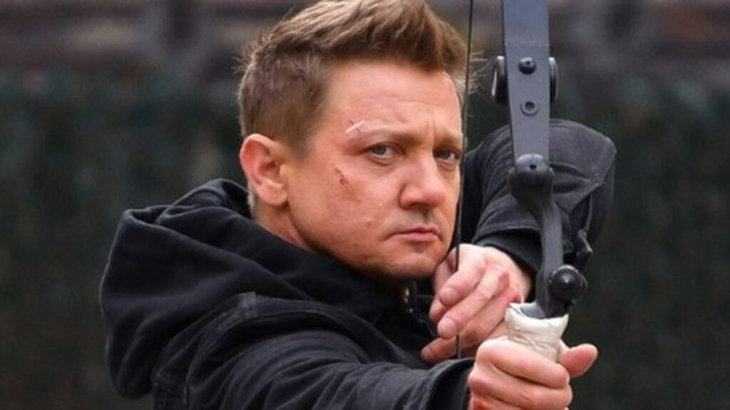 Jeremy Renner divulga primeira foto após sofrer grave acidente