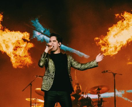 Brendon Urie anuncia o fim do Panic! At The Disco