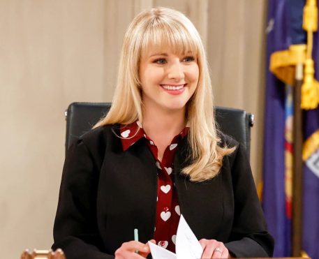 Night Court | Série estrelada por Melissa Rauch é renovada