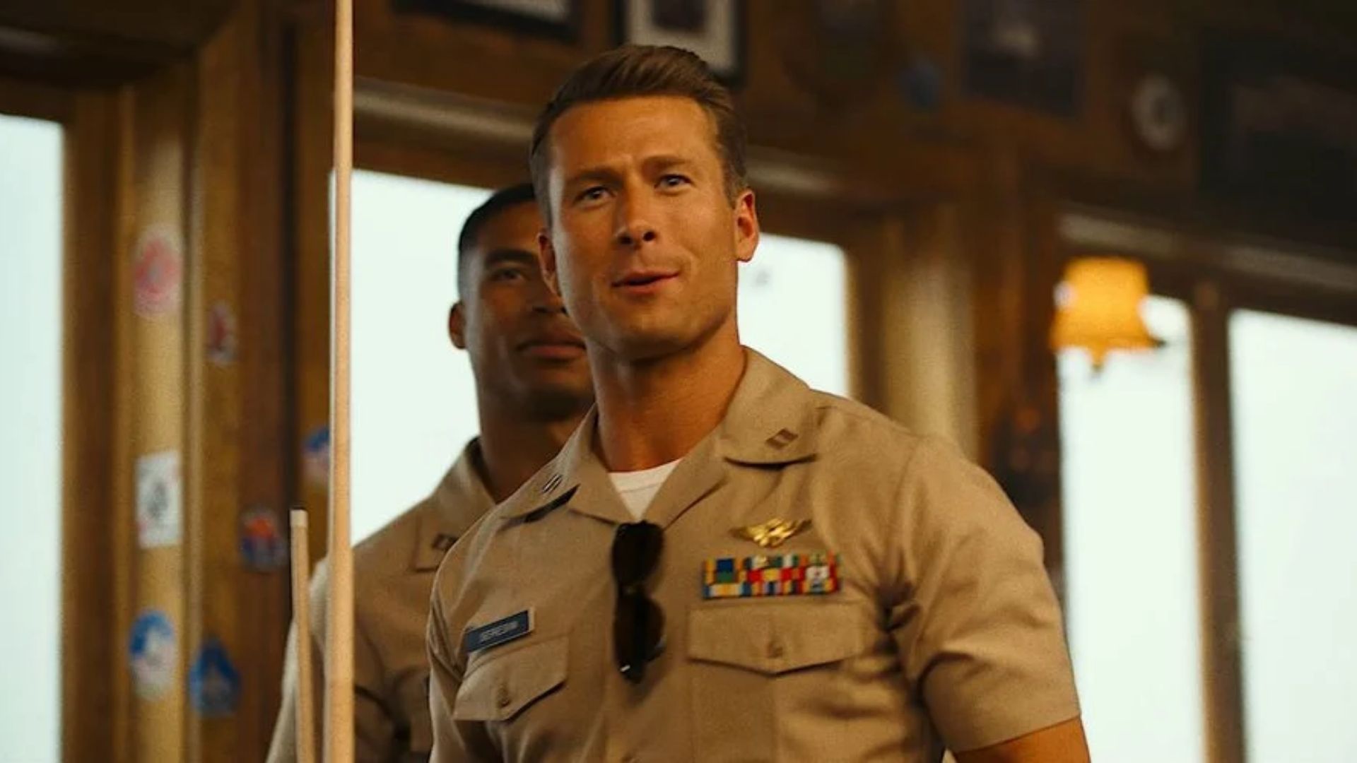 Twister Glen Powell está em negociações para estrelar sequência do filme