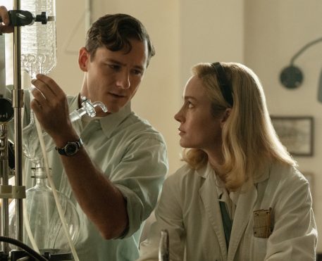 Lessons in Chemistry, série da Apple TV+ com Brie Larson, ganha teaser