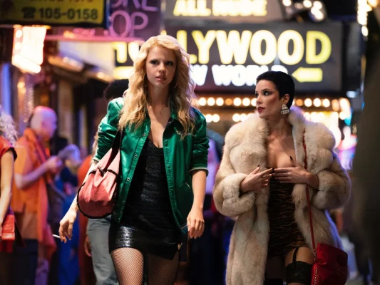 Divulgada primeira imagem de Mia Goth e Halsey em MaXXXine