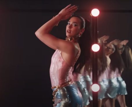 Dua Lipa lança clipe de "Dance The Night", trilha de Barbie
