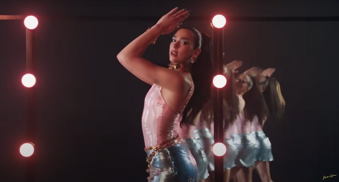 Dua Lipa lança clipe de "Dance The Night", trilha de Barbie