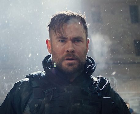 Tyler Rake se prepara para a missão da sua vida no trailer de Resgate 2