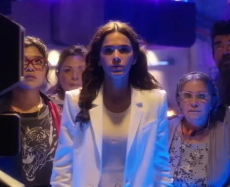 Besouro Azul I Bruna Marquezine estampa novo cartaz de Jenny Jord