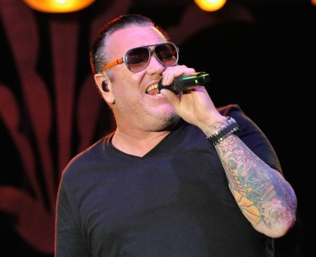 Steve Harwell, vocalista do Smash Mouth, morre aos 56 anos