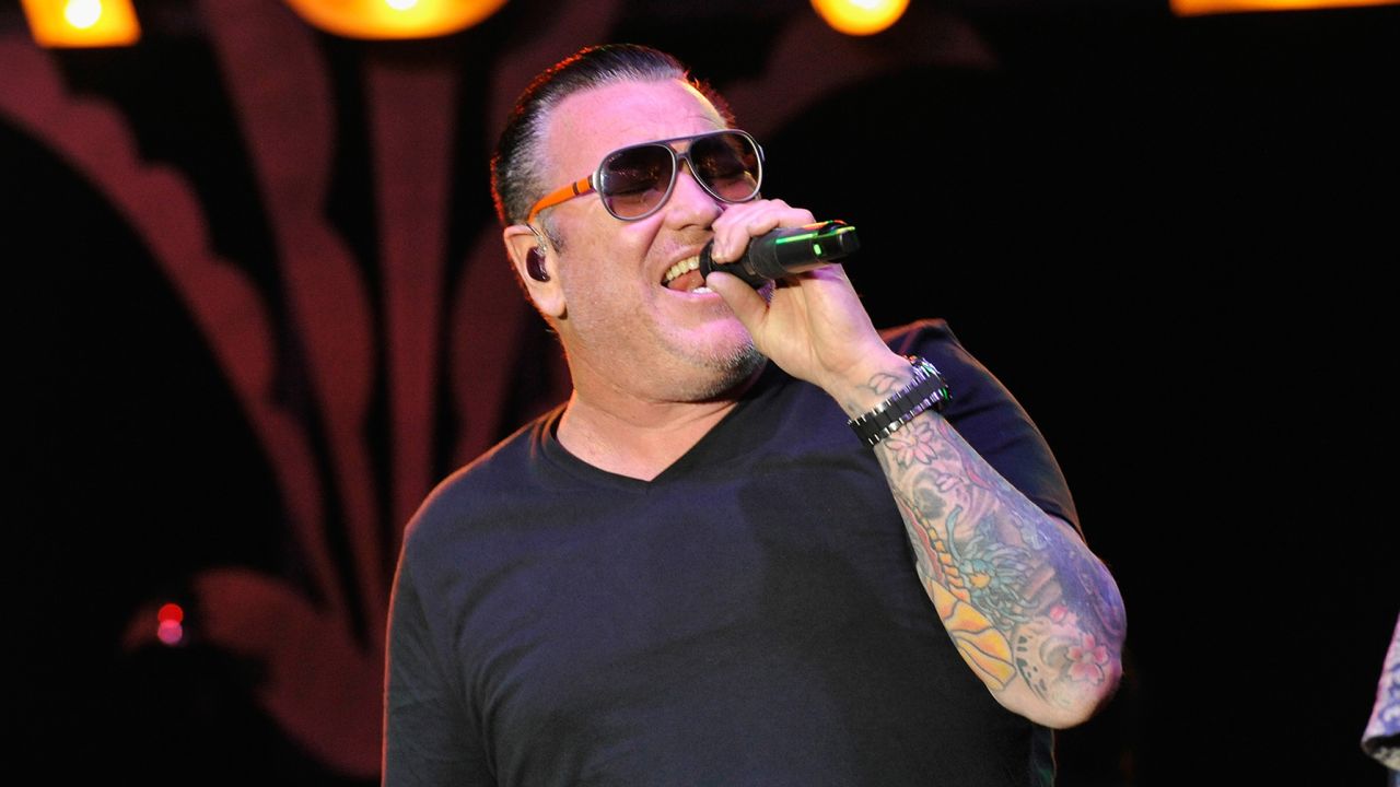 Steve Harwell, vocalista do Smash Mouth, morre aos 56 anos