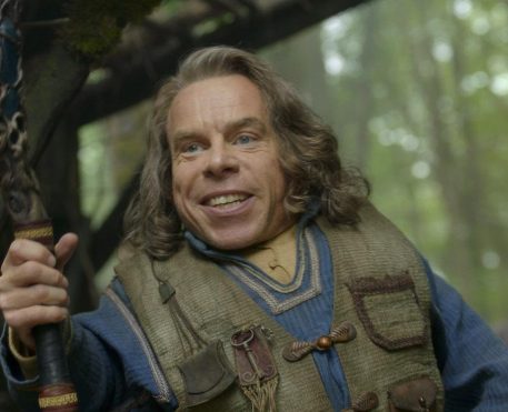 Warwick Davis critica Disney após remoção de Willow no streaming