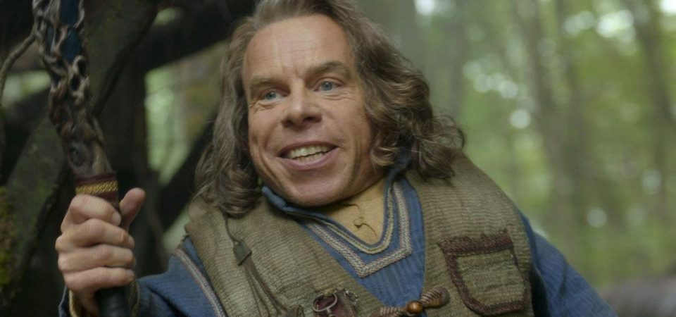Warwick Davis critica Disney após remoção de Willow no streaming