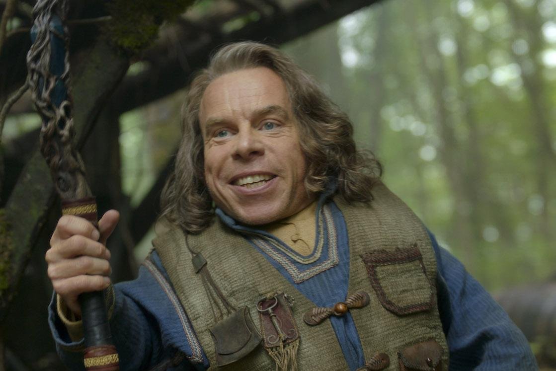 Warwick Davis critica Disney após remoção de Willow no streaming