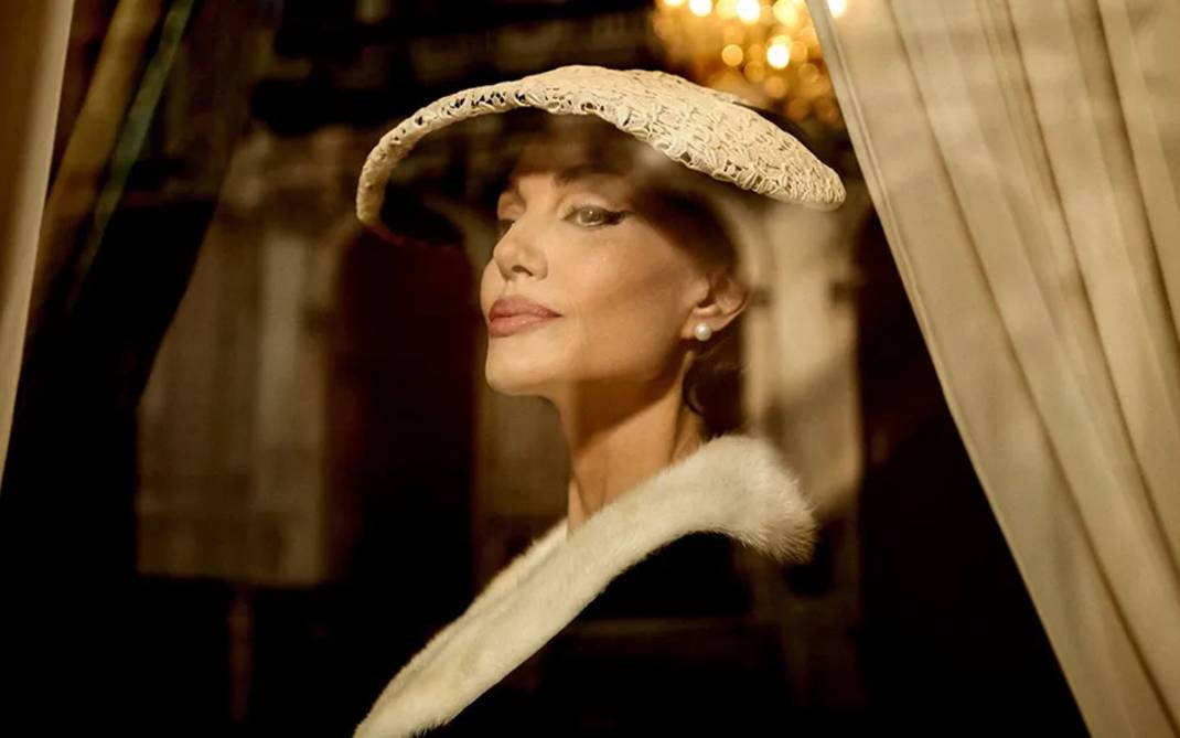 Cinebiografia de Maria Callas com Angelina Jolie ganha primeiras imagens