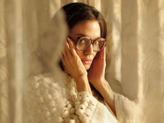 Cinebiografia de Maria Callas com Angelina Jolie ganha primeiras imagens