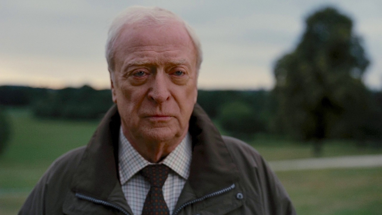 Michael Caine anuncia aposentadoria da atuação aos 90 anos