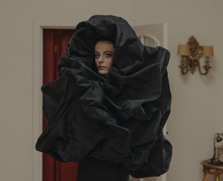 Cristóbal Balenciaga ganha primeiro cartaz e trailer oficial
