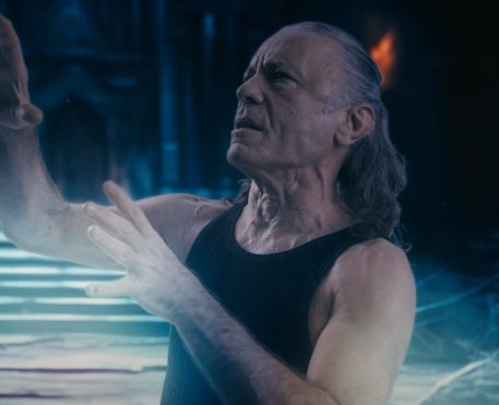 Bruce Dickinson lança clipe do novo álbum na CCXP23