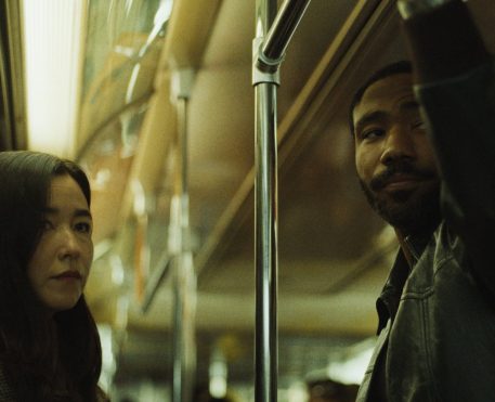 Com Donald Glover e Maya Erskine, Sr. e Sra. Smith ganha teaser
