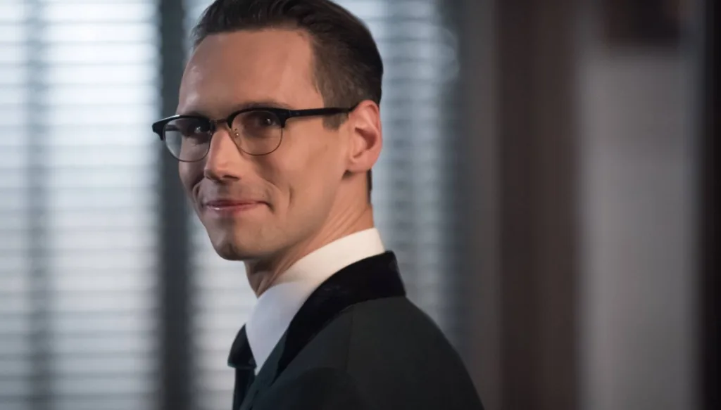 Cory Michael Smith em SNL 1975