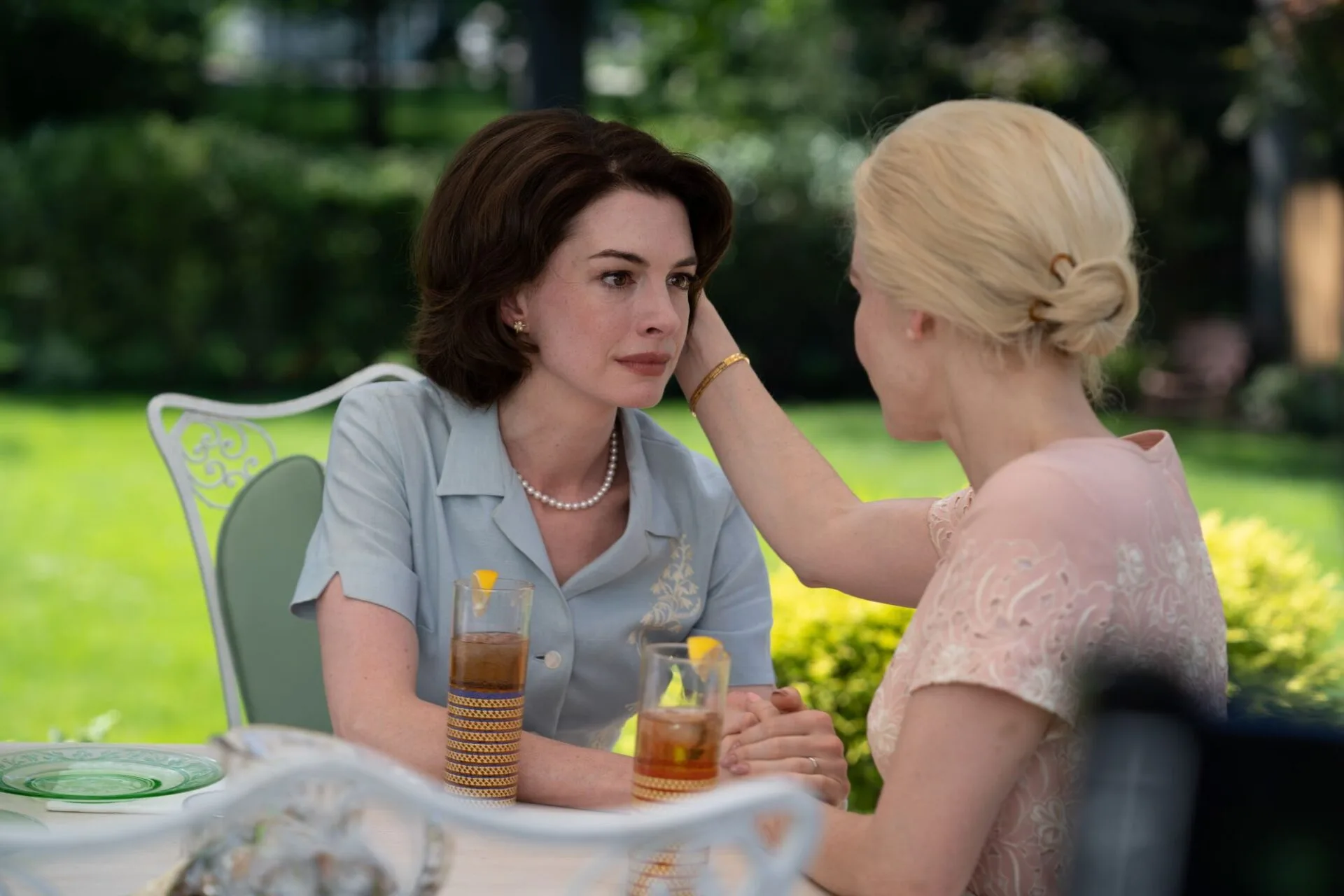 Instinto Materno, drama com Anne Hathaway e Jessica Chastain, ganha trailer