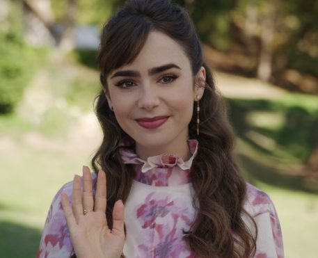 Emily in Paris | Lily Collins compartilha fotos do retorno das gravações