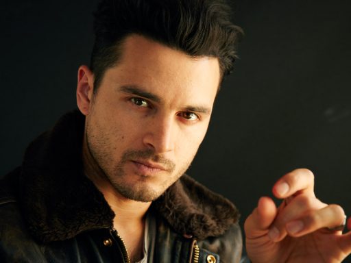 Michael Malarkey de The Vampire Diaries em O Agente Noturno