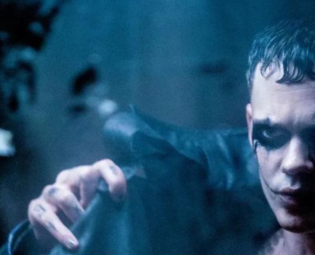 O Corvo | Remake estrelado por Bill Skarsgård ganha primeiras imagens