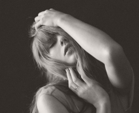 Taylor Swift lança novo álbum e divulga primeiro single