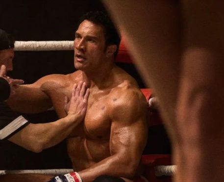 The Rock aparece irreconhecível na primeira imagem do filme The Smashing Machine