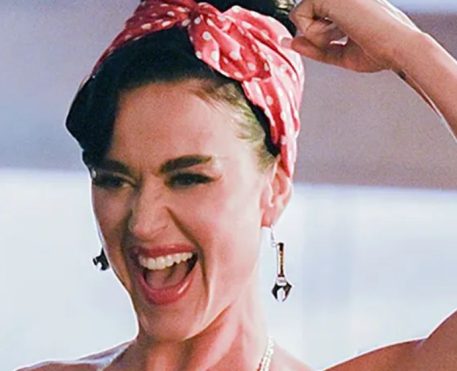 Katy Perry divulga clipe sensual de “Woman’s World”