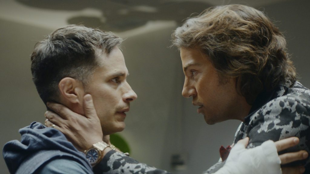 A Máquina, série do Disney+ com Gael García Bernal e Diego Luna, ganha primeiras imagens