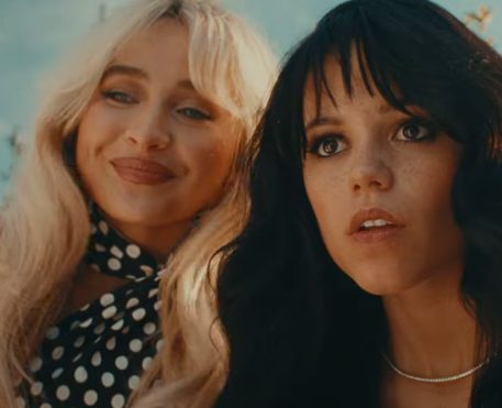 Sabrina Carpenter lança videoclipe de Taste, com participação de Jenna Ortega