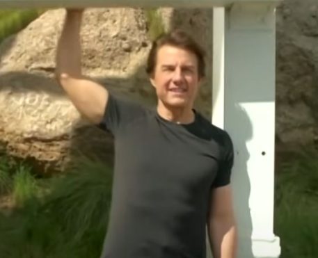 Tom Cruise fez de tudo no encerramento das Olimpíadas de Paris