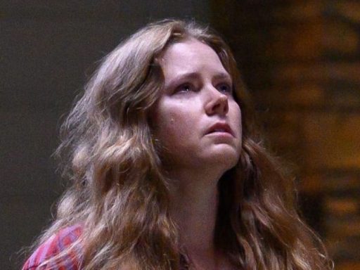 Amy Adams se transforma em cachorro no trailer de Nightbitch