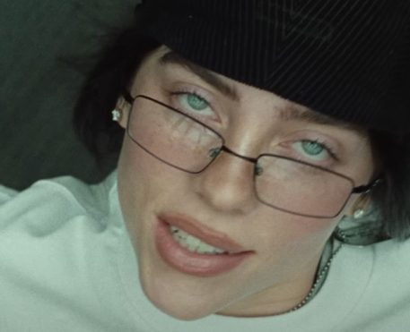Billie Eilish lança clipe da música “Birds of Feather”