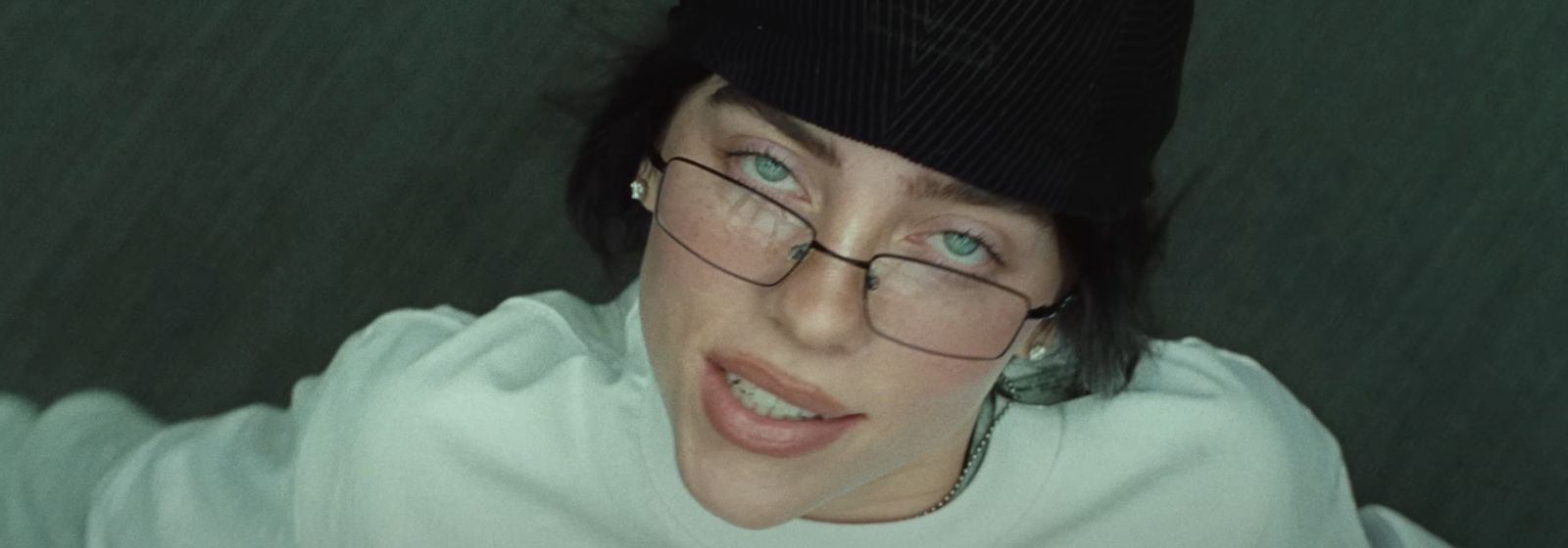 Billie Eilish lança clipe da música "Birds of Feather"
