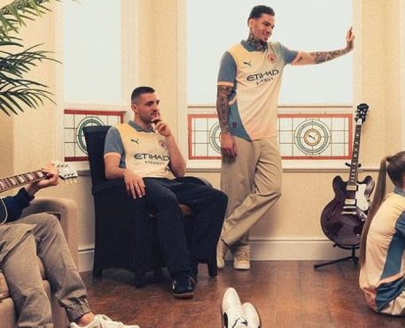 Manchester City lança nova camisa inspirada em álbum do Oasis
