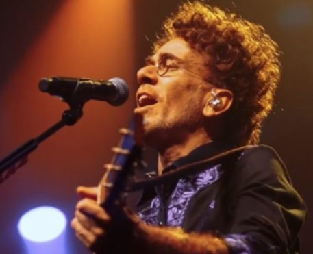 Nando Reis faz show em Fortaleza com nostalgia, inclusão e parceria inesquecível