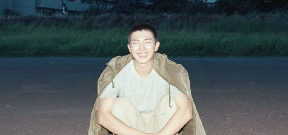 RM: Right People, Wrong Place chega em 2025 nos cinemas