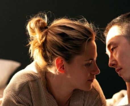 Love Me | Romance pós-apocalíptico com Kristen Stewart e Steven Yeun ganha trailer