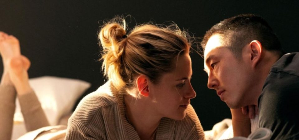 Love Me | Romance pós-apocalíptico com Kristen Stewart e Steven Yeun ganha trailer