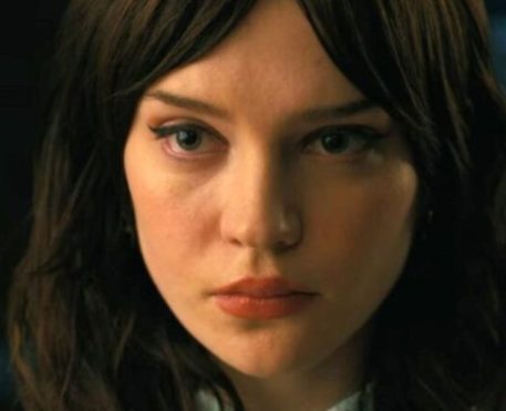 Acompanhante Perfeita, com Sophie Thatcher e Jack Quaid, ganha trailer