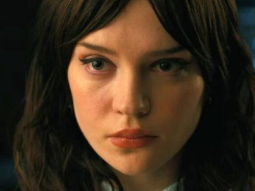 Acompanhante Perfeita, com Sophie Thatcher e Jack Quaid, ganha trailer