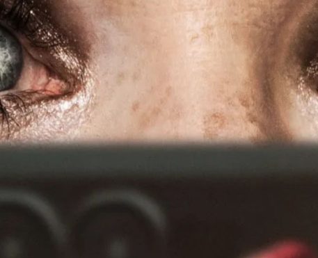 Veja o trailer de Drop: Ameaça Anônima, thriller com Brandon Sklenar